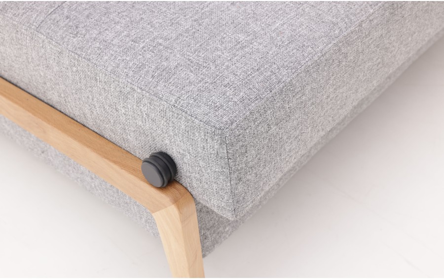 Sofa Cubed z nogami drewnianymi (140 cm)
