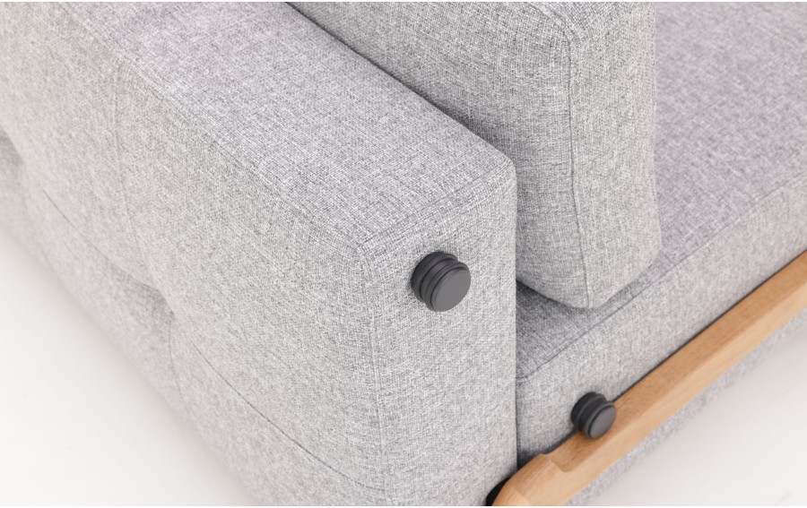 Sofa Cubed z nogami drewnianymi (140 cm)