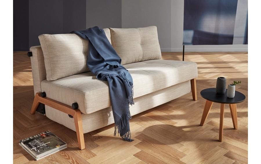 Sofa Cubed z nogami drewnianymi (140 cm)