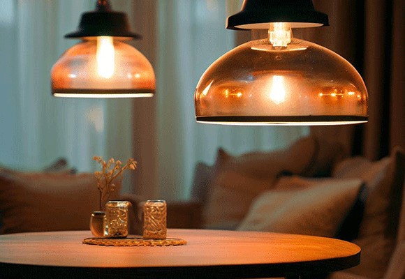 Lampy nad stół – trendy panujące w aranżacji wnętrz
