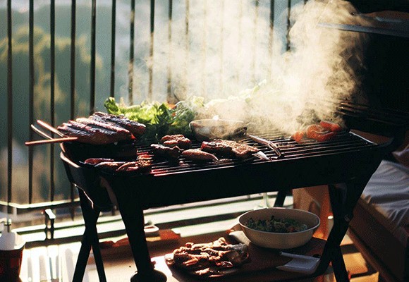 Grillowanie na balkonie - jakie są zasady i jak się do tego przygotować?