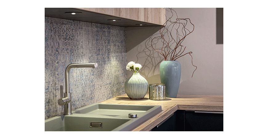 Co zrobić z wolną przestrzenią między szafkami w kuchni? Podpowiadamy najlepsze rozwiązania 