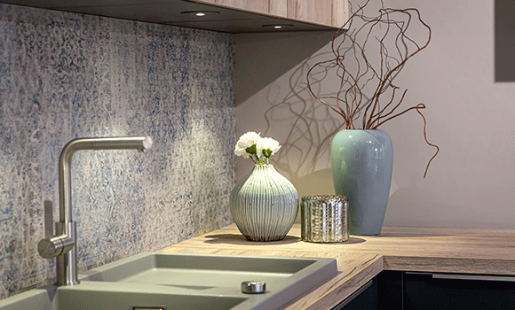 Co zrobić z wolną przestrzenią między szafkami w kuchni? Podpowiadamy najlepsze rozwiązania 