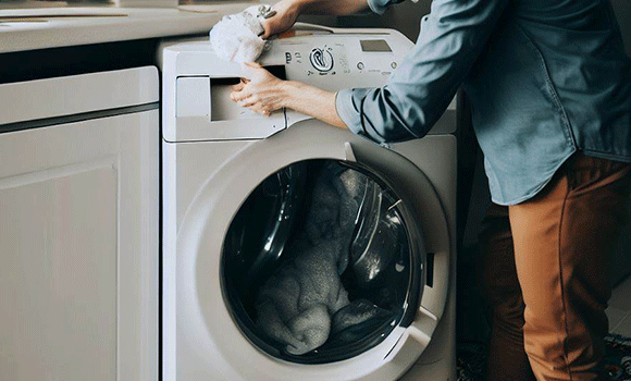 Jak wyczyścić pralkę? Skuteczne sposoby na pozbycie się brudu i zapachu.