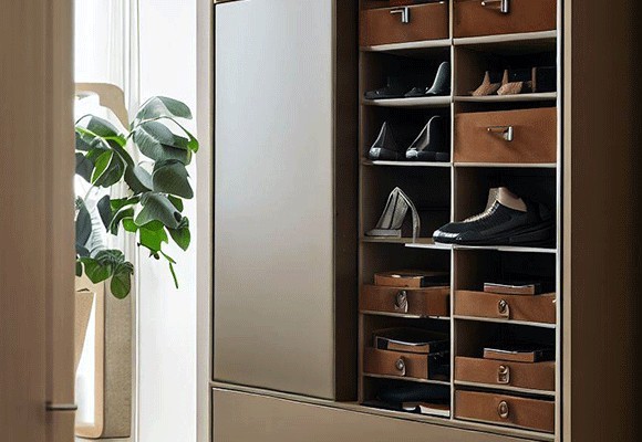 Wysoka szafka na buty - idealne rozwiązanie dla wąskiego przedpokoju