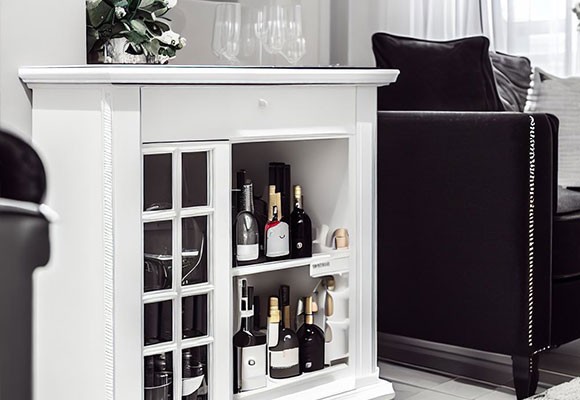 Barek w salonie – jak elegancko i funkcjonalnie zaaranżować kącik z alkoholem